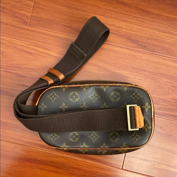 Louis Vuitton Brown Belt Bag with Monogram Pattern and Zipper Closure - Picture 2 of 5